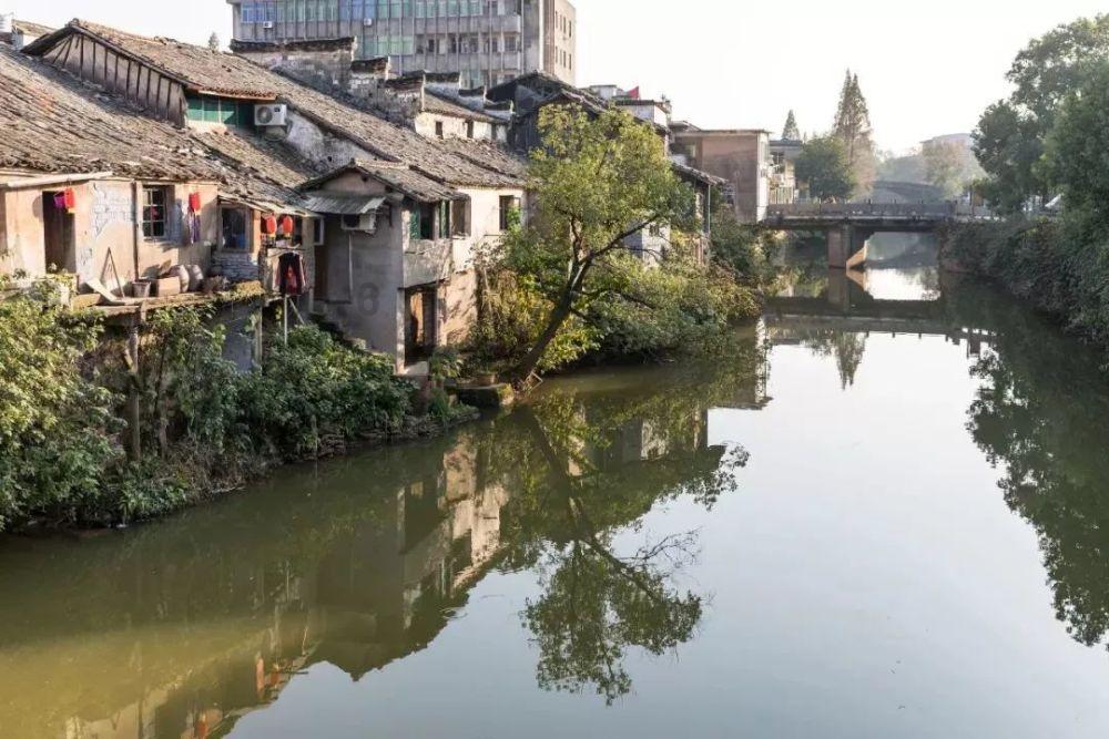 哪吒l车型实车曝光，内饰采用浅色简约设计